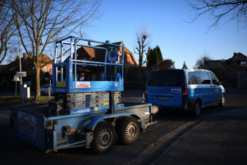 Scherenarbeitsbühne Genie S08 Transport auf Absenkanhänger zu Ihrer Baustelle